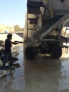 利用高压水射流清洗机清洗混凝土搅拌站设备